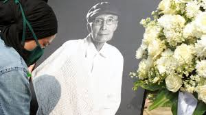Tak ada yang lebih tabah dari hujan bulan juni dirahasiakannya rintik rindunya kepada pohon berbunga itu. Sapardi Djoko Damono Penulis Puisi Hujan Bulan Juni Meninggal Dunia Di Usia 80 Tahun Bbc News Indonesia