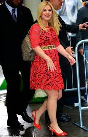 Kelly Clarkson Dons Lacy Red Dress For Ama Nominations Announcement Tight Dresses Red Lace Dress Fashion