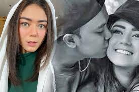 Not listed on original cinemorgue. 3 Tahun Pisah Ranjang Dan Hampir Setahun Lost Contact Dengan Thalita Latief Dennis Lyla Akhirnya Ungkap Alasan Tak Pulang Ke Rumah Kuasa Hukum Dia Tidak Menghilang Grid Hot