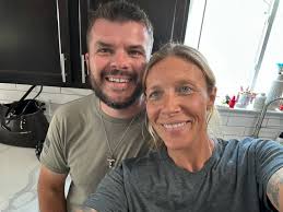 She is a fan who asked him to take a pic with her ugh!!!