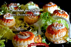 Commencez par plonger la poule dans l'eau. Bouchees Feuilletees Au Bleu D Auvergne Et Noix Petits Plats Entre Amis