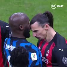 Ромелу лукаку и златан ибрагимович. Gif Zlatan Ibrahimovic And Lukaku Clashing Their Heads In An Angry Confrontation Witty Futty