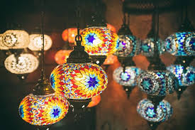 Cara membuat kolang kaling semua orang mampu membuatnya. Pesona Cahaya Lentera 8 Ide Kreatif Memaksimalkan Lighting Di Hunian Dekoruma Com Line Today