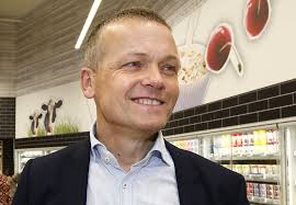 Elise (27) tjener minst av butikksjefene, og bare en tiendedel av  mannfolkene på butikk-toppen