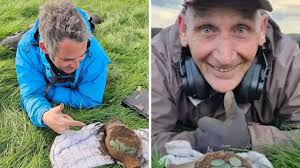 Galler'de tarihi keşif! İki arkadaş ülkenin en büyük hazinesini buldu