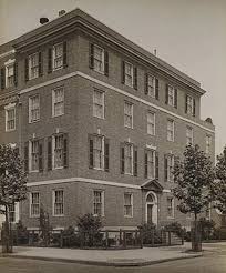 A Renzo Mongiardino Designed Townhouse For Sale The Glam Pad In 2020 Townhouse New York Townhouse American Architecture