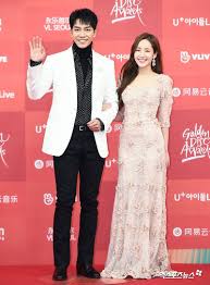Stars Walk The Red Carpet At First Day Of 33rd Golden Disc Awards Soompi Park Min Young Lee Seung Gi Kpop Fashion
