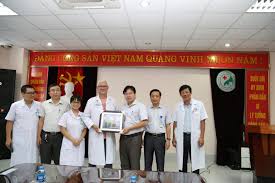 Vào tối 12/6, ông c. Bá»‡nh Viá»‡n Ä'a Khoa Ä'á»©c Giang Há»£p Tac Vá»›i Giao SÆ° Ä'áº§u Nganh