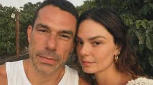 Mel Maia surge em clima de romance em dia na praia