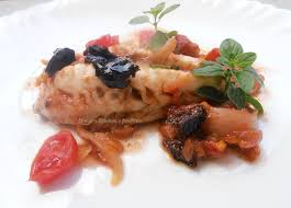 Sistemate il pollo e i pomodorini con le olive e icapperi in una teglia e cuocete in forno preriscaldato a 225° per 25 minuti a metà altezza. Pensieri Fuori Dal Coro Gallinella Di Mare Alla Pizzaiola Con Pomodorini Confit Cipollotti E Olive Nere Scelgo Un Libro Per Bambini Con La Pancia Piena