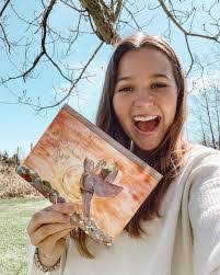 Lauren Dodge's Instagram, Twitter & Facebook