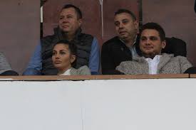 Liviu dragnea este secretar general al partidul social democrat, a fost prefect de teleorman, presedintele consiliului judetean teleorman, ministru de interne. Fiul Lui Liviu Dragnea Certat De CetÄÈeni EÈti Patron Pe Banii FuraÈi De La Copii Stirileprotv Ro