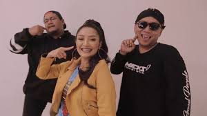 Syantik syantik gini hanya untuk dirimu. Lirik Lagu Rph Dj Donall Lagi Tamvan Feat Siti Badriah Lifeloenet Lyrics