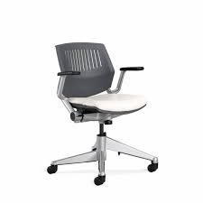 Mit nur einer einstellung (sitzhöhe) und einem mechanismus, der das gewicht aktiviert und ihren schwerpunkt unterstützt, kann sich jeder schnell wohlfühlen. Cobi Flexible Meeting Room Chair With Wheels Steelcase