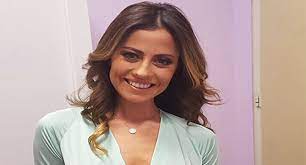 Mekan çıkışı gazetecilere merhaba diyerek aracına yönelen derya uluğ'un keyifsiz halleri objektiflere yansıdı. Derya Ulug Sevgilisi Kiminle Evli Sevgilisi Kim