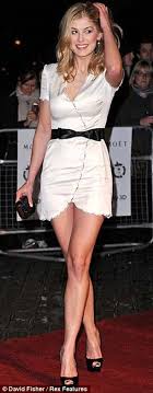 She is known to the world for being an english origin actress who started her career through appearing in the stage production of romeo and juliet and as well as skylight. Gone Girl Has Made Rosamund Pike A Star But Her Love Life Is A Train Wreck Daily Mail Online