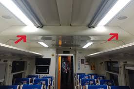 Dikertas itu menceritakan apa yang sudah saya alami tetapi kondektur itu pun menulis jika surat ini sudah lokomotif yang menarik rangkaian mulai bergerak, berjalan perlahan. 6 Tips Memilih Tempat Duduk Yang Nyaman Dalam Kereta Kondektur Kai