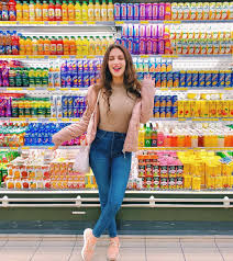 lifeassara لايف آز سارة on instagram ما بعرف شو السبب الي خلاني اتصور و وراي عصائر بس شكلهم كتير حلو شو أك clothes fashion high waisted skirt