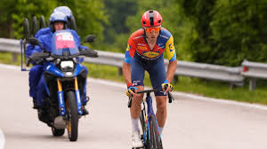 Met zn allen tegen Roglic, die anderhalve minuut verliest • Fraaie solo  van Verona