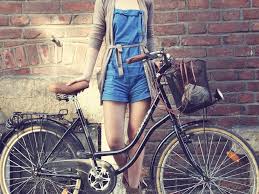 Pin By Peach Fish On 1 Tu Vas Sortir Comme Ca Biking Outfit Bicycle Chic Bicycle Girl
