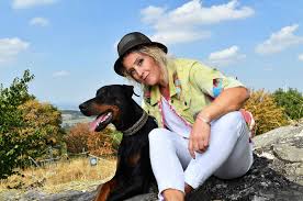 She achieved first chart success with her 2015 album ein bisschen sterben and reached number one. Hungenerin An Der Spitze Der Album Charts