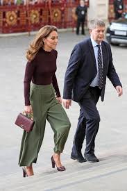 Kate middleton is one of the most stylish members of the royal family. Der Style Von Herzogin Catherine Kate Middleton Outfits Kate Middleton Style Middleton Style