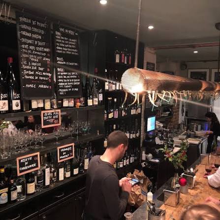 16 Rue Paul Bert – L'annexe bar à vins de l'iconique bistrot, un lieu de poche convivial idéal pour grignoter une terrine autour de quilles d'auteurs.