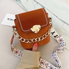 Tas selempang sering dijadikan pilihan karena tampilan yang kasual dan lebih nyaman digunakan. Jual Tas Wanita Tas Selempang Tas Selempang Wanita Merrin Tali Lebar Rantai Import Korea Murah Kekinian Fashion Batam Abg Cewek Online Mei 2021 Blibli