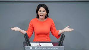 December 1980 i hannover) er en tysk politiker, der siden 2018 har været en af de to formænd for det grønne parti bündnis 90/die grünen (den anden er robert habeck). Annalena Baerbock Benutzt Rassistisches Wort In Interview Und Meldet Sich Erneut Politik