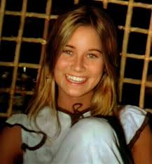 beautiful, candid, intimate portrait of young Maureen ... *🥰