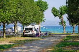 The campground is located in a privileged position directly on the lake with a sandy beach, at about 2 km from the town of lazise, which can be easily reached on foot with a bicycle path. 5 Sterne Familiencamping Bei Sirmione Am Gardasee San Francesco Camping Village Camping Info Magazin
