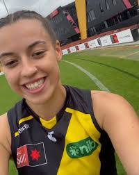 Shelby Knoll's Instagram, Twitter & Facebook