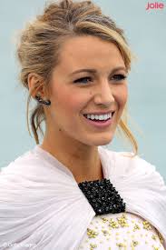 Ihr vater ernie verstarb im alter von 74 jahren. Blake Lively Ihre Schonsten Frisuren Blake Lively Schone Frisuren Haar Styling