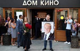 Во время неё меньшов, по словам актёра, рыдал, увидев безнадёгу в русской деревне: 2dqzhsxsccrpfm