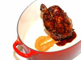 Para preparar la carne, ponemos los codillos en una fuente apta para el horno y los cocinamos a 180ºc durante una hora y media, dando la vuelta a mitad de la cocción. Codillo De Cerdo Lacado Con Parmentier De Patata 7canibales Com