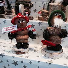 Auch die „nürnberger zwetschgenmännla fehlen natürlich nicht. So Sehen Zwetschgenmannla Aus Mannchen Aus Zwetschgen Aus Franken Rauschgoldengel Christkindlesmarkt Christbaumschmuck Aus Glas