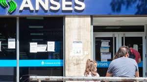 Cuándo y quienes cobrarán $1500 extra se trata de un refuerzo dispuesto por el gobierno para algunos beneficiarios luego de la suba de 8% en los haberes de los. Bono De Fin De Ano Caja Navidena Auh Alimentar Y Jubilados Como Sera El Calendario De Diciembre De Anses Rosario3