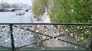 Le pont des arts, ou passerelle des arts, est un pont traversant la seine au centre de paris. Les Cadenas D Amour De Retour Sur Les Ponts De Paris