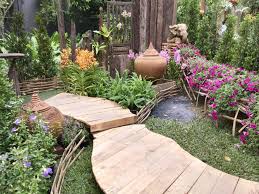 Der garten ist für viele wie ein zweites wohnzimmer und entsprechend durchdacht sollte ein wichtiges thema im garten ist die gestaltung der wege. Moderne Blumenbeete Anlegen So Wirkt Ihr Beet Edel Und Modern