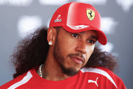 Lewis Hamilton estrena peinado natural antes del Gran Premio de Barcelona de Fórmula 1.