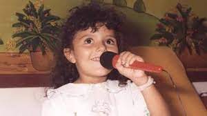 Serena trascorre la sua infanzia felicemente e durante l'adolescenza inizia a lavorare nei villaggi turistici. L Avete Riconosciuta Ha Iniziato Cantando Ai Matrimoni Oggi Ha 35 Anni Una Voce Di Ghiaccio E Una Venerazione Per La Loren