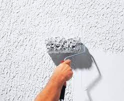 Beginnen sie mit der decke, um später farbspritzer an den wänden zu. Fur Geubte Heimwerker Rollputz An Der Fassade Auftragen Bauen De