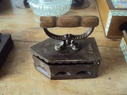 Antigo Ferro De Passar Roupa A Carvao Ferro De Passar Antigo Ferro De Passar Roupas Ferro De Passar