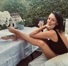 Born martine kimberley sherri ponting in london in 1976, she endured a difficult upbringing due to . Martine Mccutcheon Looks Stunning As She Enjoys Ice Cold Drink In Her Swimsuit Angola News