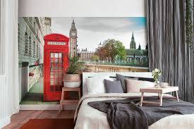Upravená telefonní budka dostala název solarbox a nachází se v centru města na tottenham court road. Fototapeta Vlies Livingwalls Londynska Telefonni Budka Dd118686