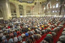 Bayram namazı yılda iki defa kılındığı için kılınışı unutulabilen bir namazdır. Suleymaniye Camisi Nde Bayram Namazi Kilindi Anadolu Ajansi