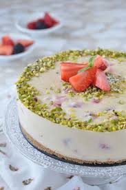 Guardate come risulterà bella la vostra cheesecake alle fragole senza cottura. Cheesecake Alle Fragole Senza Cottura Con Ricotta E Crema Di Pistacchio