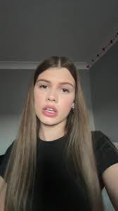 Elsa Murphy's Instagram, Twitter & Facebook