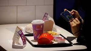 Bts meals adalah paket menu kolaborasi restoran cepat saji mcdonald's dengan grup idol asal korea selatan, bts. Luncurkan Bts Meal Mcdonald S Indonesia Ikut Pelajari Army Di Daerah Bisnis Tempo Co
