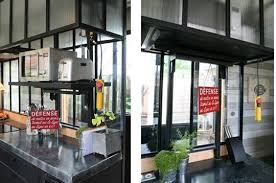 Cache Dans La Hotte Un Monte Charge Permet De Faire Disparaitre Les Appareils Electromenagers Un Vrai Gai Decoration Maison Maison Portes Vitrees Interieures